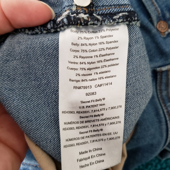 Large Maternity Ripped Jean's Motherhood - Picture 7 of 7